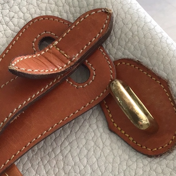Vintage Dooney & Bourke all weather leather cross body. White leather/ tan trim - Picture 14 of 14